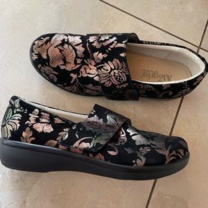 Alegria Lau Nubuck Black w/copper floral clogs size 42, US 11.5/12